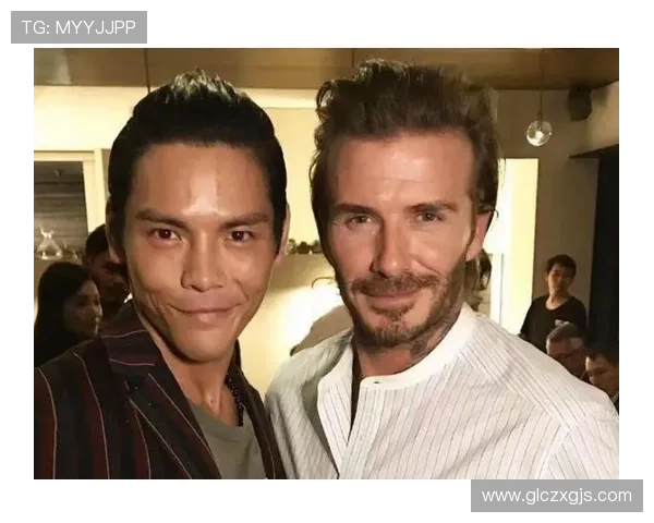 李娜与足球明星亲密合影展现运动精神与友谊的完美结合 李娜与足球明星亲密合影展现运动精神与友谊的完美结合